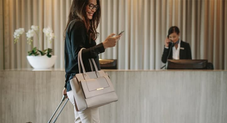 Voyageurs d’affaires dans le couloir d’hôtel par téléphone