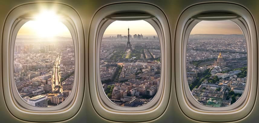 Vue sur la Tour Eiffel et la ville de Paris depuis les fenêtres de l'avion, France