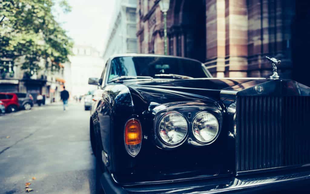 Véhicule de luxe avec chauffeur privé pour déplacements professionnels haut de gamme