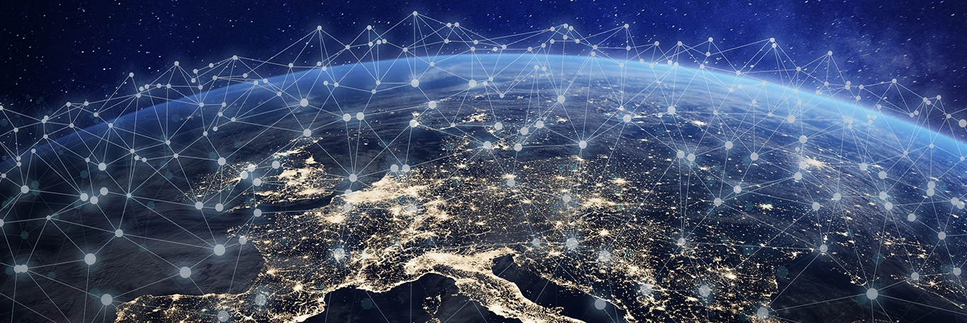 Vue de l'espace montrant une portion de la Terre, principalement l'Europe, illuminée par les lumières des villes la nuit, avec des lignes et des points interconnectés symbolisant un réseau mondial de communication. Cette image illustre le réseau mondial de TourCom, mettant en avant la connectivité et l'intégration des services de voyage d'affaires à travers le monde.