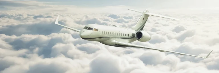 Un jet privé volant au-dessus des nuages avec un ciel clair et lumineux en arrière-plan. Cette image illustre les services de voyage VIP offerts par CTA Business Travel, mettant en avant le luxe, la flexibilité et le confort des déplacements en jet privé pour les voyageurs d'affaires exigeants.