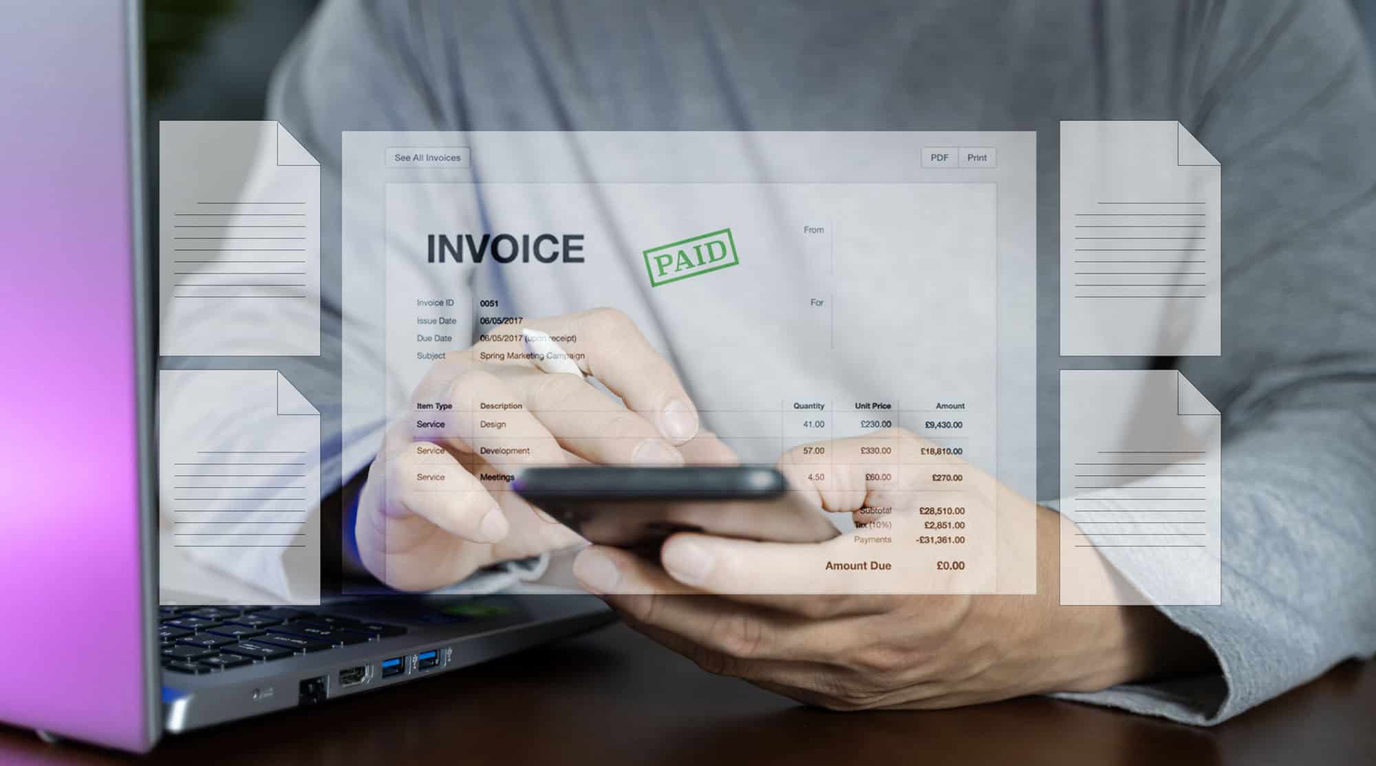 Un gros plan montre une personne utilisant un smartphone et un ordinateur portable pour gérer des factures électroniques. Sur l'écran de l'ordinateur, une facture marquée "PAID" (payée) est visible, ainsi que des icônes de documents superposées, représentant la dématérialisation et la gestion numérique des documents. La personne interagit avec son téléphone, suggérant qu'elle vérifie ou approuve des transactions. L'environnement est moderne et high-tech, reflétant l'efficacité et la praticité des solutions de facturation dématérialisées pour les voyages d'affaires.