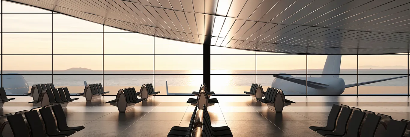 Une salle d'attente moderne et spacieuse dans un aéroport, avec des rangées de sièges vides alignées de chaque côté d'une allée centrale. De grandes baies vitrées offrent une vue panoramique sur la piste et l'horizon, baigné par la lumière dorée du coucher ou lever du soleil. Un avion est stationné juste à l'extérieur, prêt pour l'embarquement. Cette image évoque le confort et la sérénité des voyages d'affaires, mettant en avant les infrastructures de qualité et les moments de calme avant le départ.