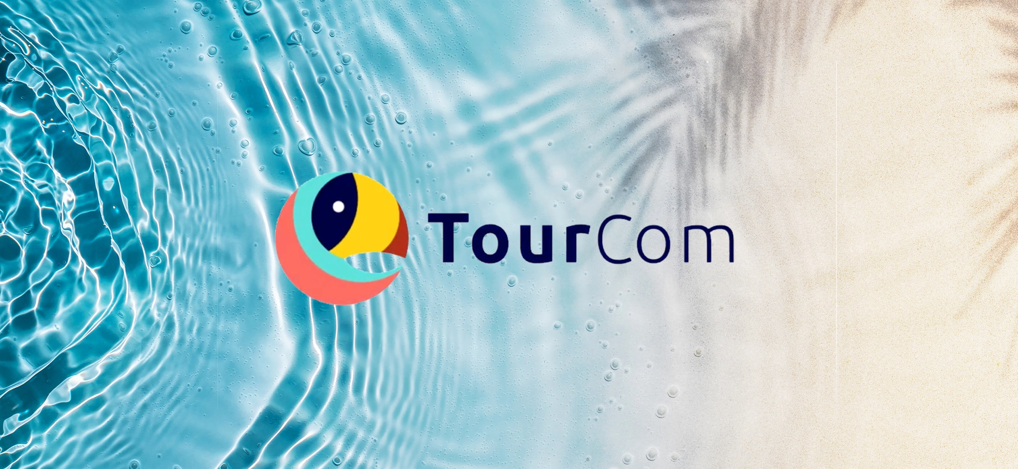 Logo de TourCom sur un fond d'eau bleue claire avec des motifs ondulés et des nuances de sable. Cette image représente l'association avec TourCom, un réseau international de partenaires pour les voyages d'affaires, soulignant la connectivité et l'efficacité offertes par CTA Business Travel.